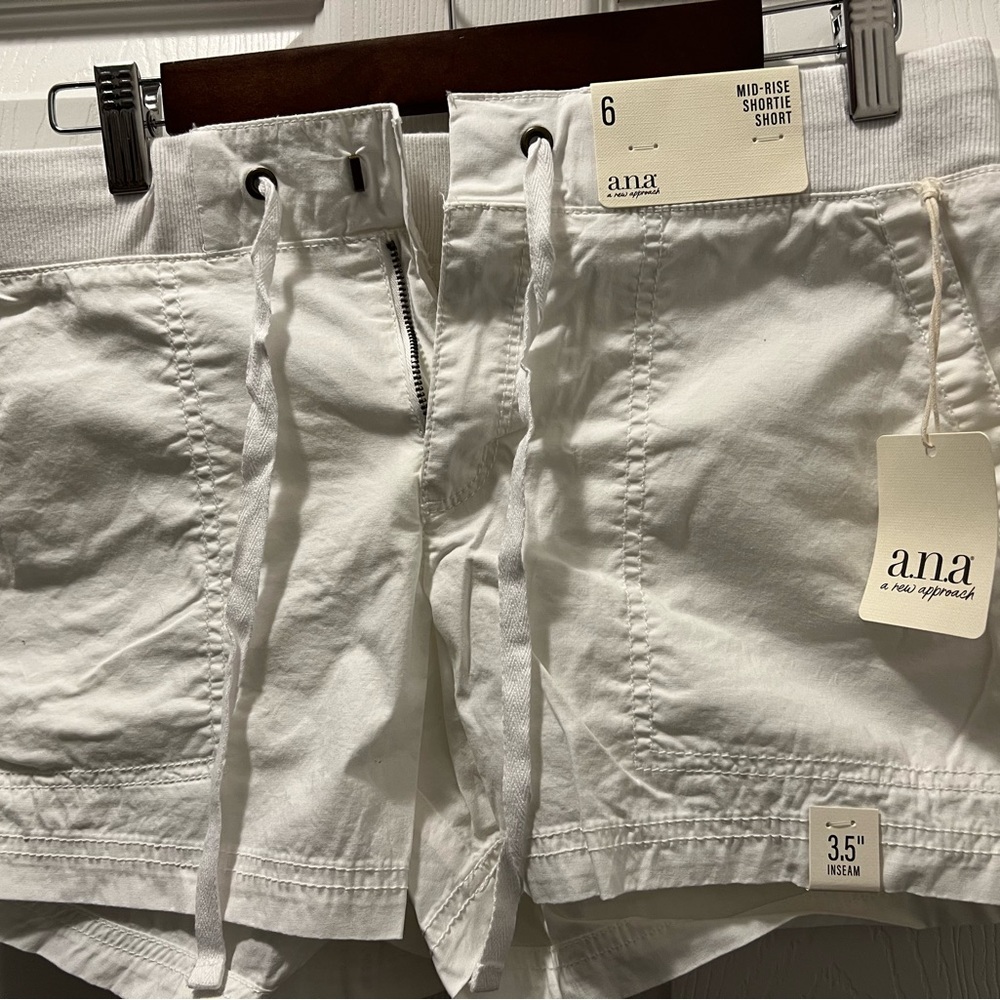 A.n.a Size 6 color White. Mid-rise shortie short